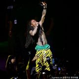 组图：麻辣鸡个唱粉丝强行上台 与保镖激烈扭打