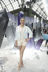 组图：姚晨亮相巴黎时装周 身着香奈儿清爽出镜