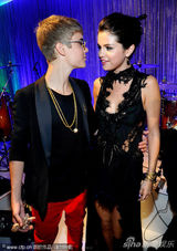 组图：比伯与赛琳娜分手 盘点二人甜蜜亮相瞬间