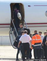 组图：《蝙蝠侠3》主创离开巴黎 海瑟薇边走边聊