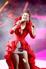 组图：甄妮演唱会重温经典 宝刀未老征服万名听众