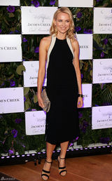 高清图：43岁娜奥米-沃茨亮相晚宴笑容难掩皱纹