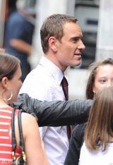 组图：电影《顾问》片场 法斯宾德西装耍帅