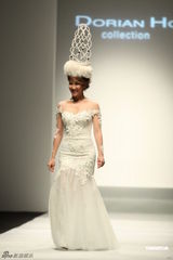 组图：李玟再穿婚纱走秀获献吻 王后造型压轴出场