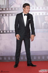 组图：韩星崔始源走上红毯 挥手致意笑容灿烂