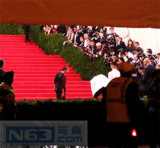 组图：碧昂斯戒指掉落 Jay-Z帮捡帮戴恩爱十足