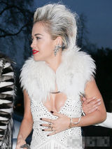 组图：丽塔-欧拉深V皮草礼服秀八字奶 白发惹眼