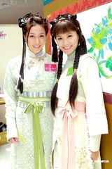 幻灯图：陈法拉新戏肚兜上阵 钟嘉欣受失眠之苦