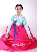 组图：姜韩娜T-ara前成员花英穿韩服拜年