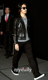 组图：神话Eric与孙潭菲等个性装扮出席活动