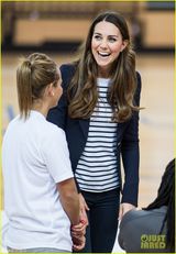 组图：凯特王妃恢复苗条身材 利落打扮小腹平坦