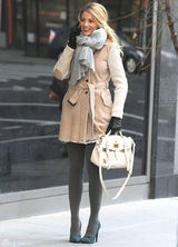 组图：弗莱利现身《绯闻女孩》片场煲电话粥