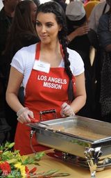 组图：金-卡戴珊感恩节下厨和妮基-希尔顿撞衫