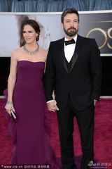 组图：阿弗莱克携爱妻亮相 无缘导演失落