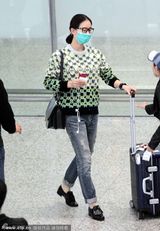 组图：刘诗诗深夜素颜抵沪心情佳 与助理勾肩