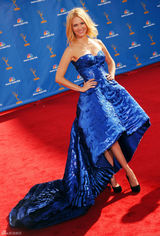 高清图：艾美奖红毯 詹纽瑞-琼斯蓬蓬裙秀美背