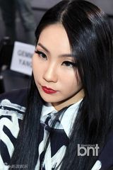 组图：孔孝真CL等助阵时装周 李秀赫亮相T台