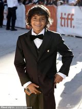 组图：《对的错误》首映 莎拉-坎宁着抹胸裙