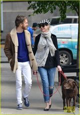 组图：安妮海瑟薇与老公恩爱遛狗当街亲嘴