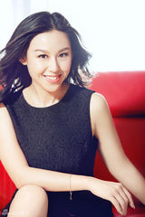 组图：梁艺馨曝居家风情写真 红黑色释放神秘热情