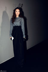 组图：吴佩慈戴兔耳看秀 扮相清新可爱