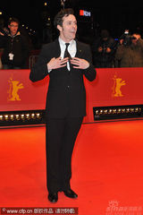 幻灯：《一个好人》首映人多势众 男女星热吻抢镜