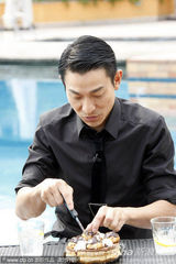 高清图：刘德华提前庆生大快朵颐 吃蛋糕舔手指