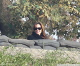 组图：导演朱莉教演员耍枪 买堡垒蛋糕为剧务庆生