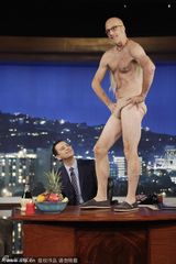 组图：老男星做节目脱光惊众人 腋毛长及腰部