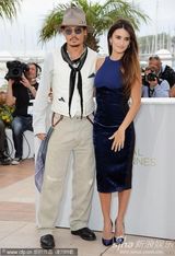 高清组图：德普宣传《海盗4》 佩内洛普紧身裙性感