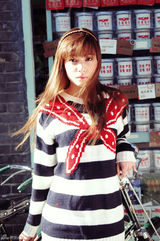 组图：陈怡冬日写真 京味胡同中展现温柔