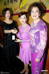 组图:翁虹亮相为朋友庆生 俯身哄女儿大秀性感