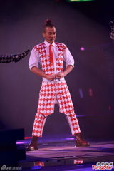 组图：古惑仔五子开唱显本色 伊健小春示爱太太