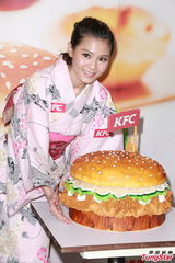 组图：周秀娜和服密实示人 享受单身不急觅男友