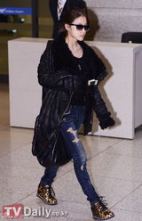 组图：众星结束金唱片返韩 具荷拉素颜SJ裹冬衣