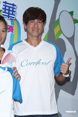 组图：李圣杰黄品源结缘网球 为网球明星赛做宣传