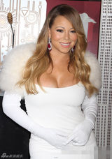 组图：玛丽亚凯莉出席亮灯式 眼妆失误变大小眼