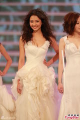 组图：港姐总决赛低胸白裙开场 舞台梦幻唯美