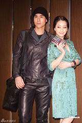 组图：彭于晏谢欣颖代言春装展现迷人色彩与魅力