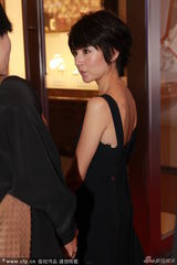 组图：董洁被围堵表情尴尬 助理解围伸手阻挡