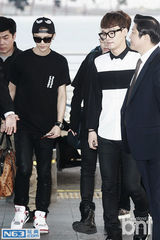 组图：EXO-M成员潮装亮相机场 帅气十足
