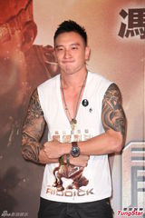 组图：王阳明秀健硕肌肉 不排斥全裸拍片