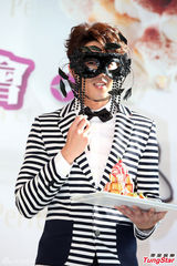 组图：胡宇崴爱吃甜点 否认恋上陈庭妮