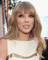 高清组图：泰勒-斯威夫特白色礼服亮相清新雅致