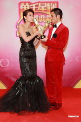 组图：胡杏儿郑嘉颖分获最喜爱男女角色后台庆祝