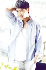 组图：张天其休闲写真奏响音乐狂想曲