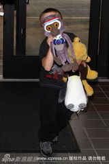 幻灯图集：贝克汉姆携三子回国度假 克鲁兹扮小猴