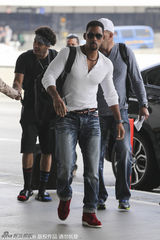 组图：史密斯携两子亮相机场 身型壮硕酷劲十足