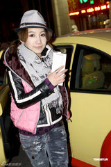 组图：艾梦萌乔装打扮引注目 变俏妞捧场张杰个唱 