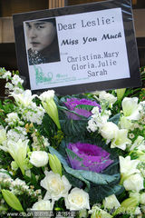 幻灯图：张国荣逝世7周年 粉丝摆放鲜花寄哀思